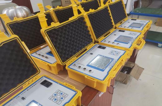為上海客戶定制的7臺氧化鋅避雷器阻性電流測試儀完成了！